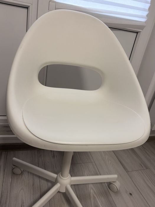 Scaun alb, rotayiv , reglabil pe inaltime.