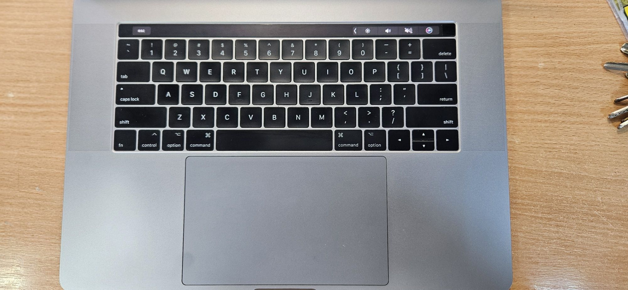 Macbook Pro A1707 ( Inteli7,512ssd,16gbram,radeonpro4gb)