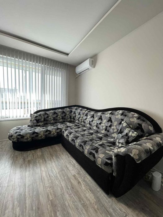 Продавам ъглов диван с таборетки 2 бр