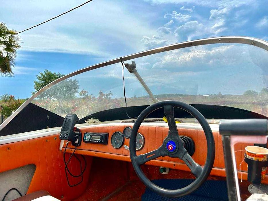 Моторна лодка Bayliner