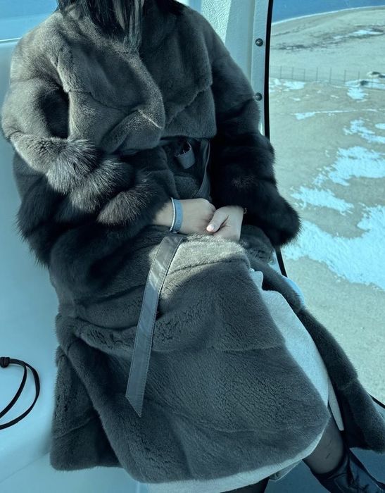 Шуба норковая, рукава соболь, с кожаным ремешком, 48 размер