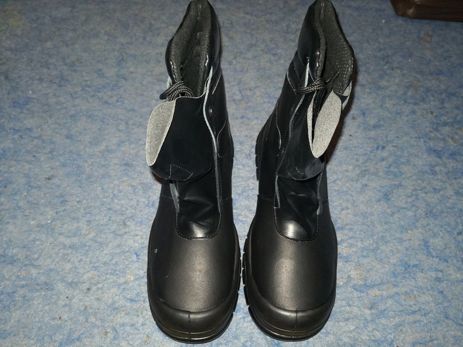 Vând  ghete și pantofi  din piele.