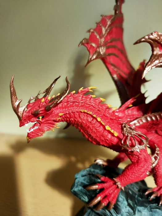 Statuetă de dragon imprimată 3D din rășină.