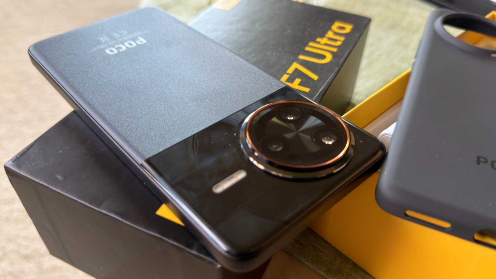 Vând POCO F7 Ultra stare impecabilă, în cutie cu încărcător 120W