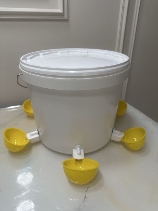 Поилка автоматическая для домашних птиц с ведром