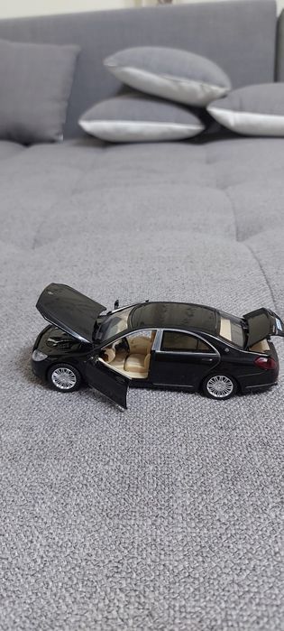 MACHETĂ MERCEDES - BENZ din metal de colecție scara 1 / 32