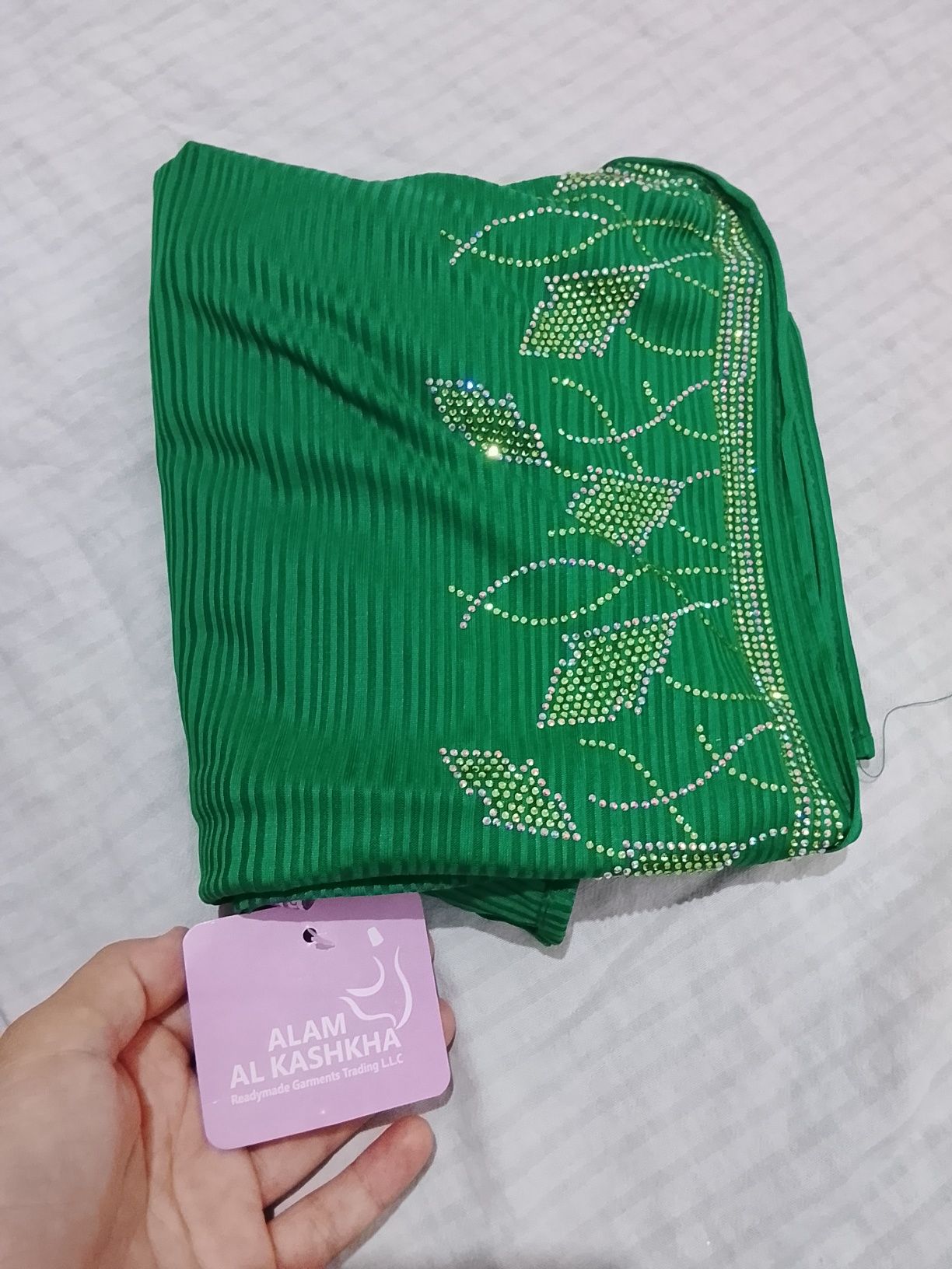 Roʻmol hijab ichindan giyiladoni sotiladi