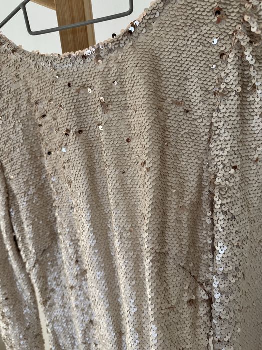 Блестяща рокля в цвят пясък