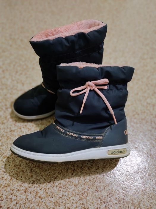 Продам зимнии обувь адидас