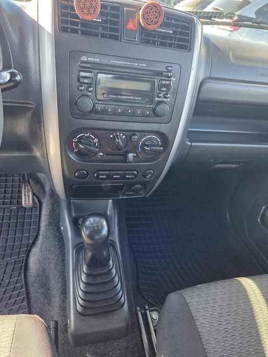 Suzuki Jimmy 1.3 benzina 4x4 an 2008 Clima