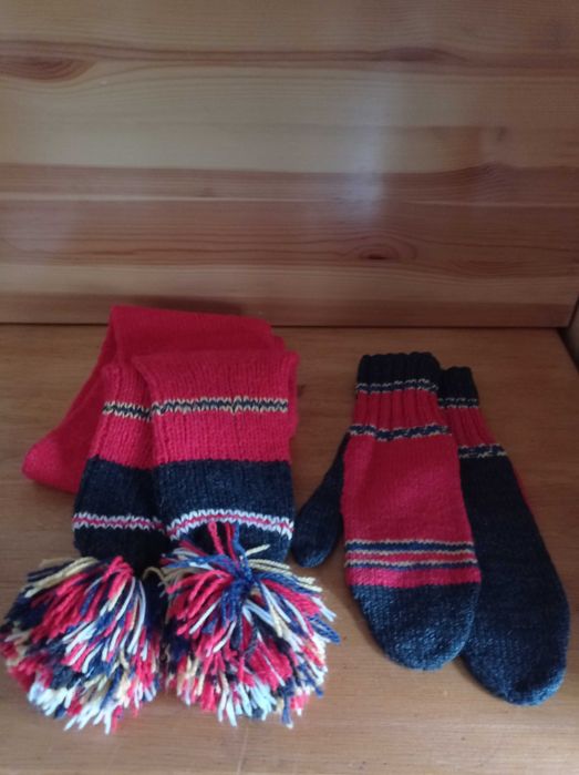 Продавам ръчно плетен комплект двоен шал и ръкавици