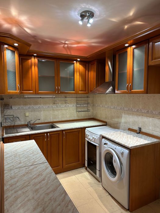 Кухня от масив с включени електроуреди /обзавеждане за кухня/