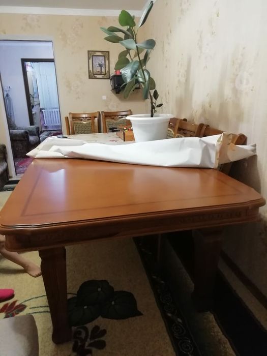 Продам стол и стулья для гостиной.