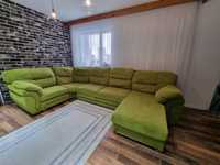 Красивый зеленый диван