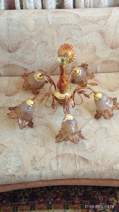 Люстра в хорошем состоянии