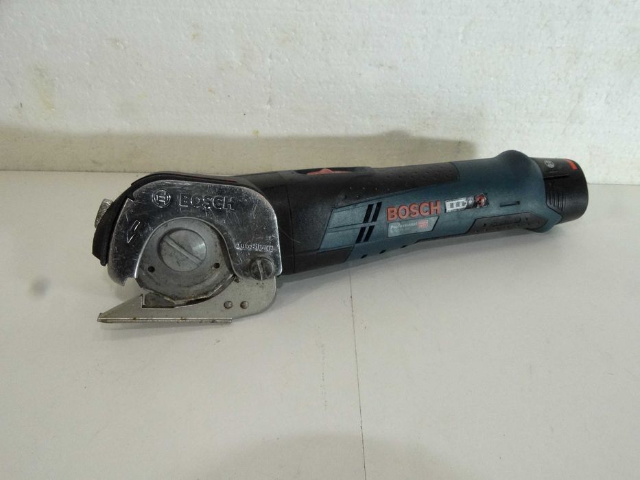 Bosch GUS 18V 300 / 2.0 Ah - Ножица за мокет / платове