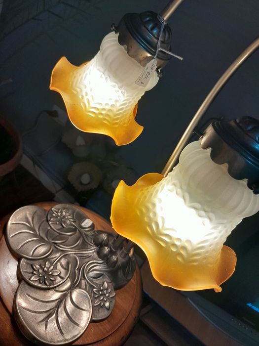 Lampa cu abajur din sticlă stil Tiffany