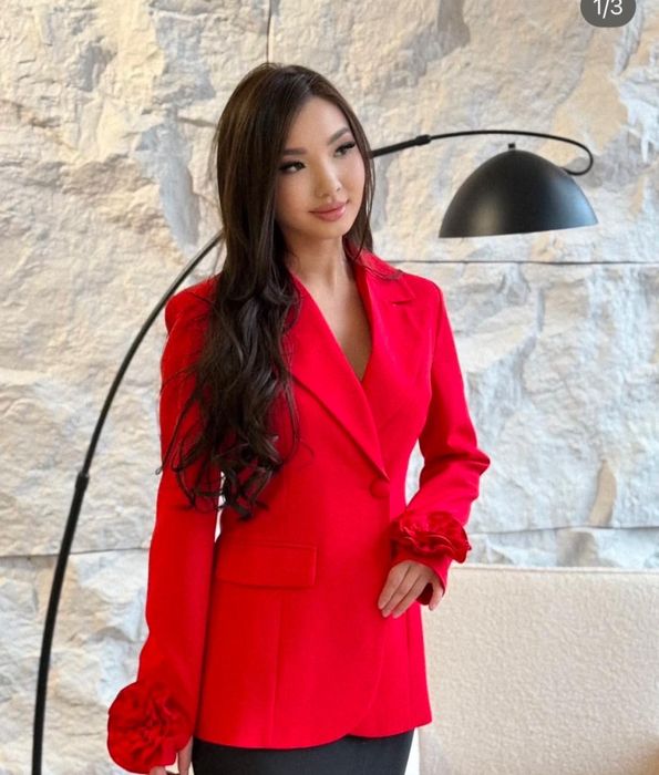 Продается красный костюм