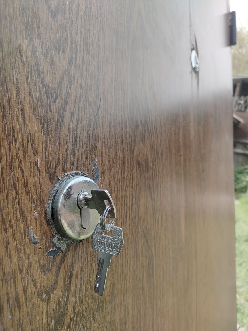 Продам советскую металлическую дверь