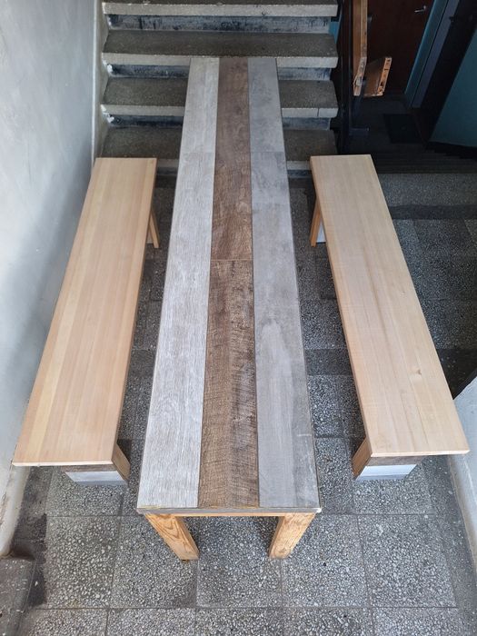 Маса с две пейки от естествено дърво