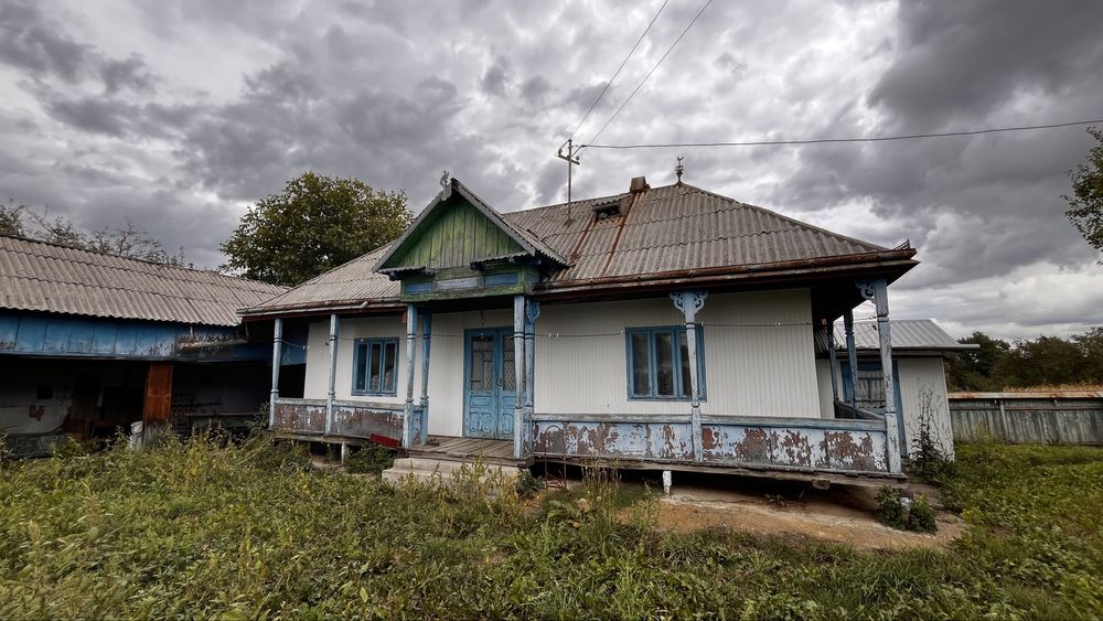 Vând casă bătrânească în satul Poiana (com Brusturi,Neamț)