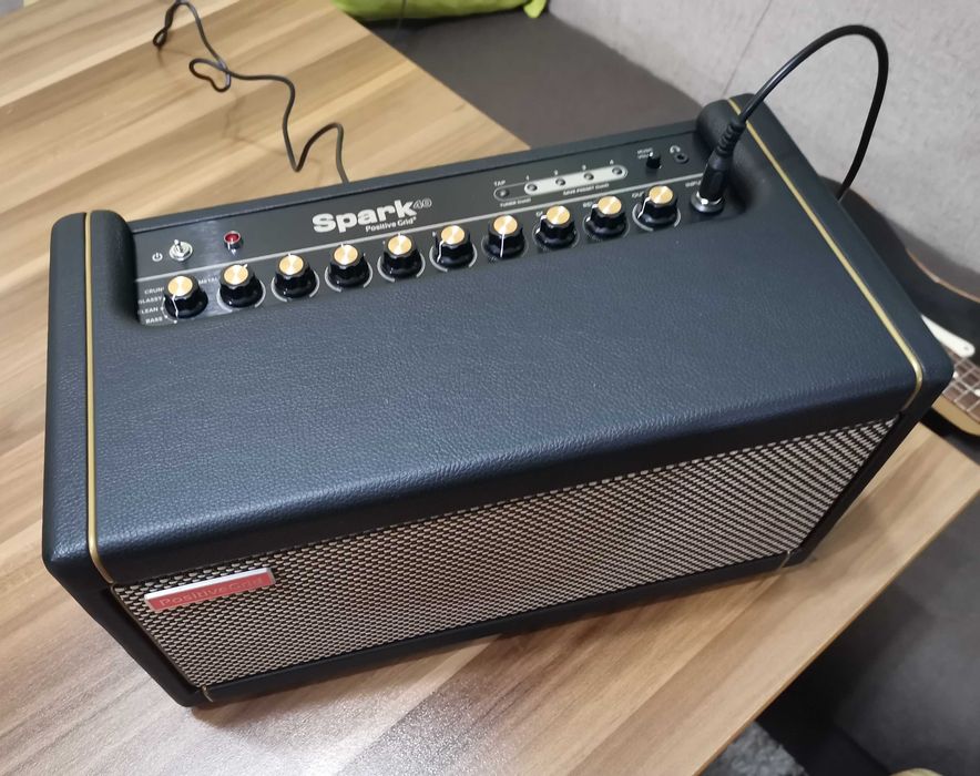 Умен китарен усилвател Positive Grid Spark 40 BK + Traveler Gig Bag