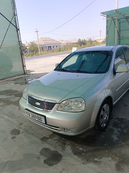 Lasetti 1.8 sotiladi.
