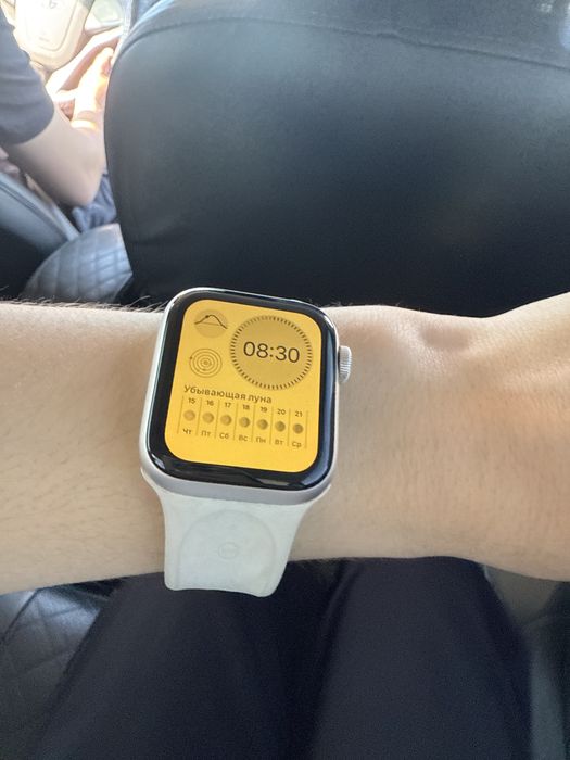 Смарт-часы Apple Watch SE 2023, 40mm Starlight Aluminium  продаю