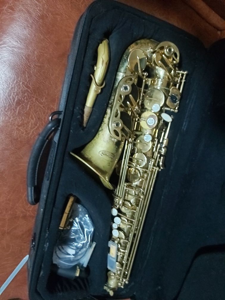 Vând saxofon eastman