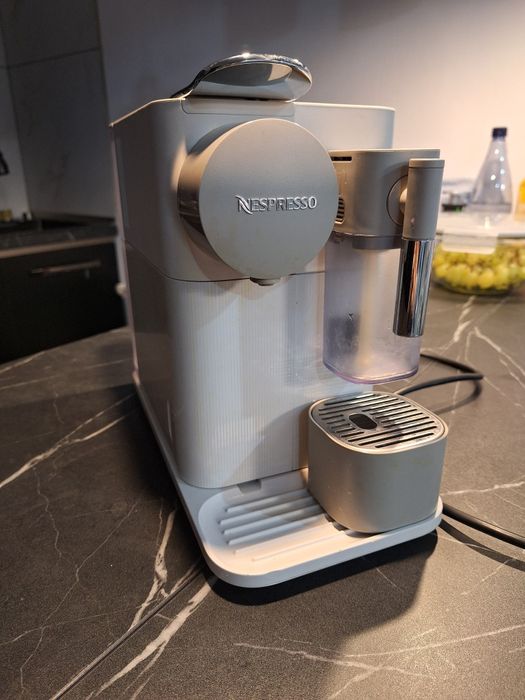Nespresso lattissima one alb