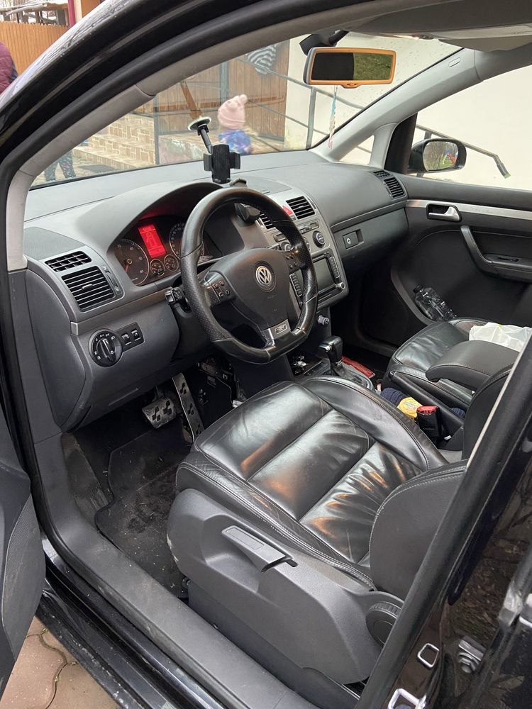 Volkswagen Touran cu 7 locuri cititi anuntul
