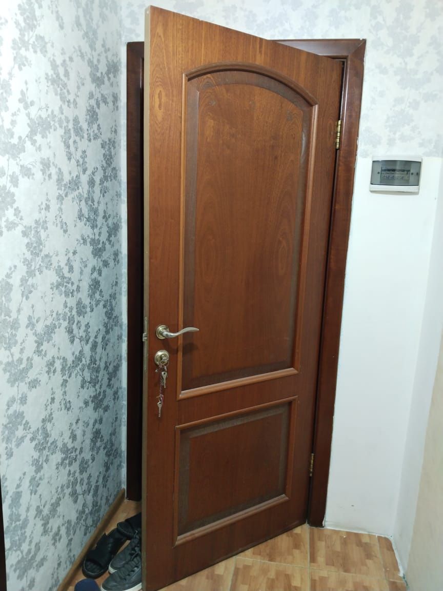 Продам дверь из дерева.