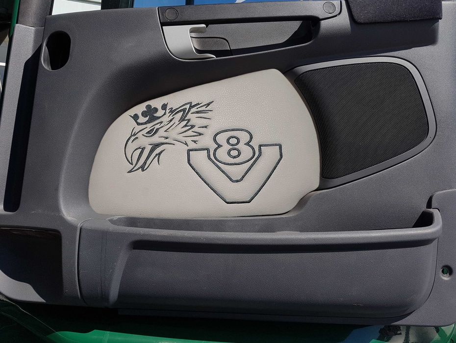 Кожени кори за врати V8 СКАНИЯ R/P/G с бродирано лого различни цветове