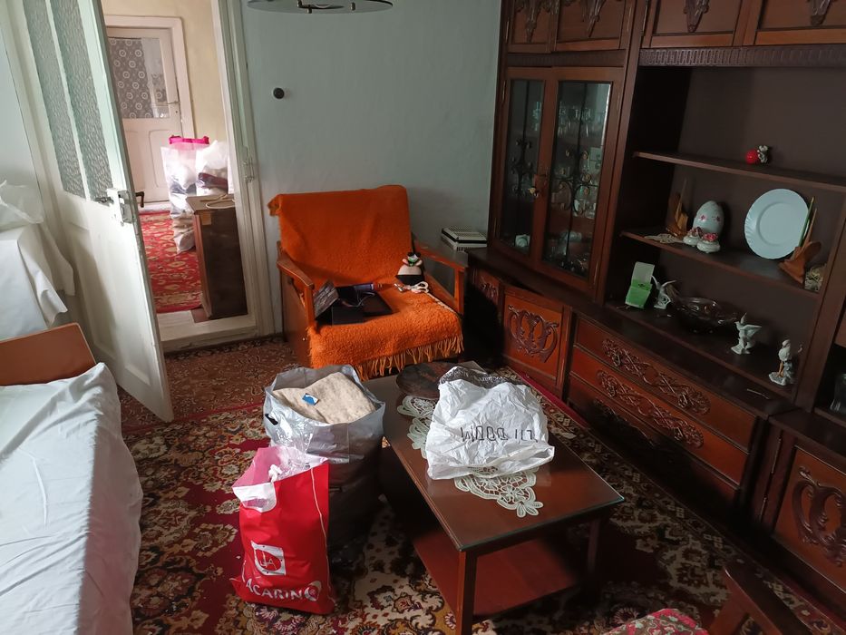 Mobilier vechi de vânzare și televizor vechi.