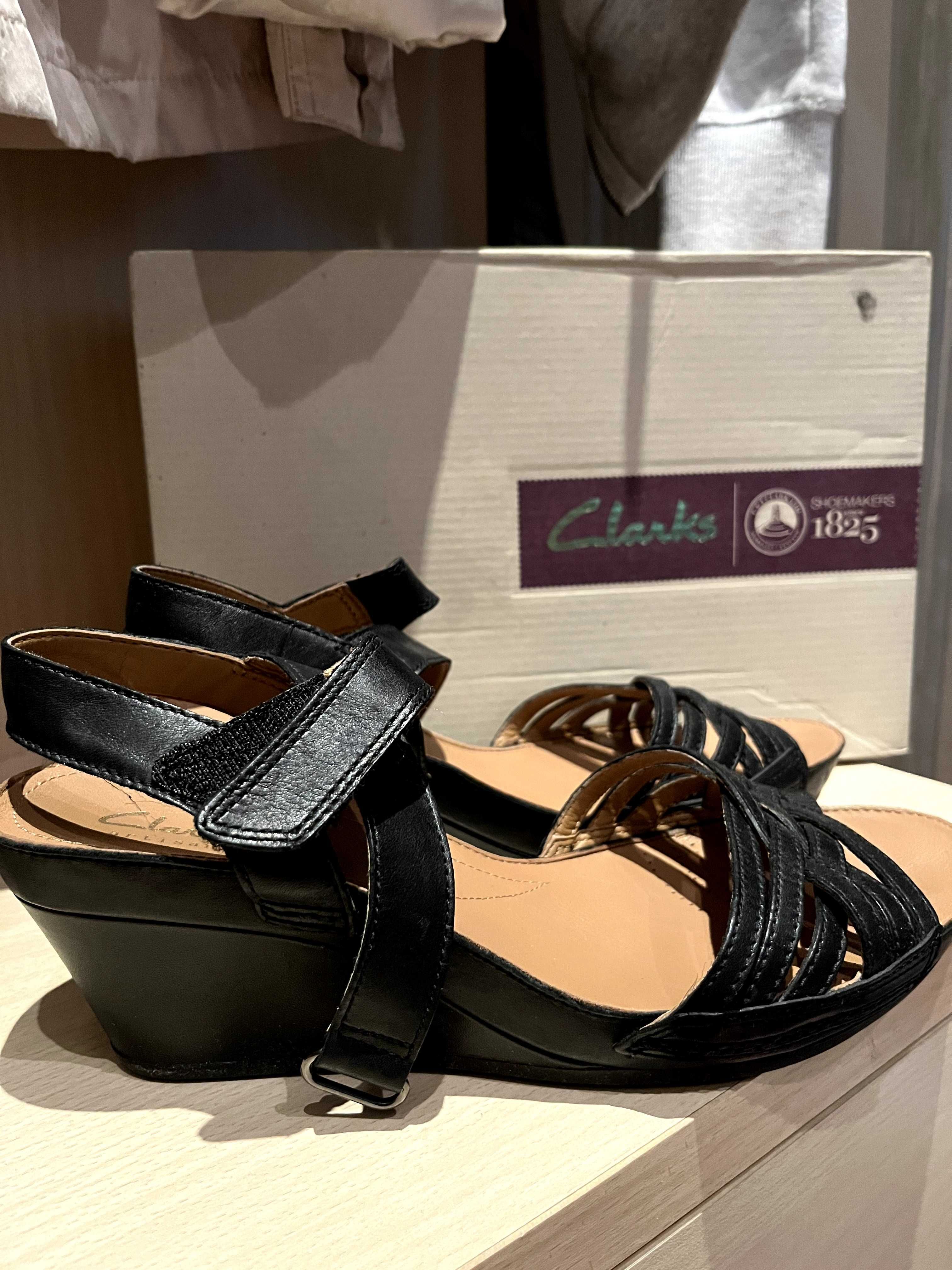 Босоножки летние на платформе фирмы Clarks черные ; 40 размера ; новые