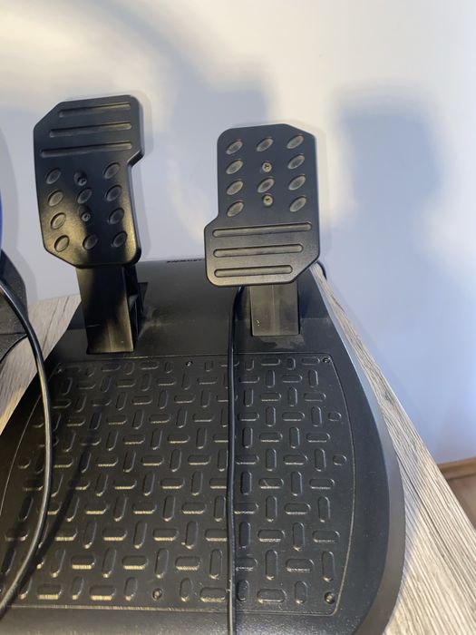 Volan + pedale Thrustmaster T150 – Practic nou, folosit doar 5 ori
