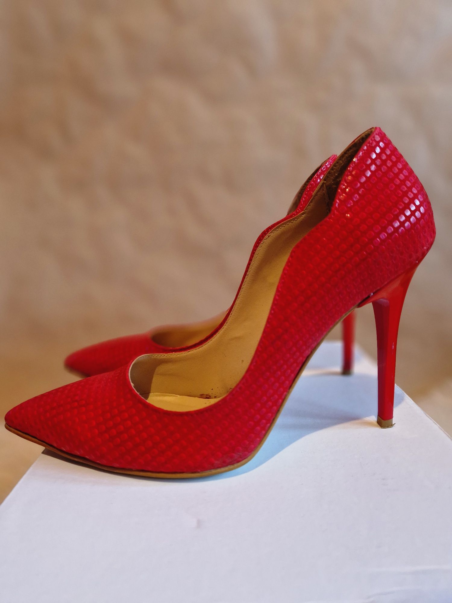 Червени дамски обувки