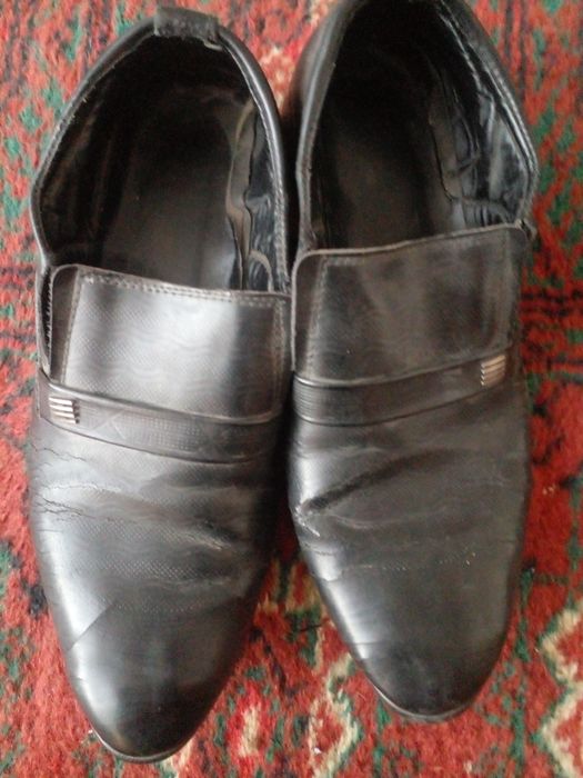 Oyoq kiyimlar sotiladi