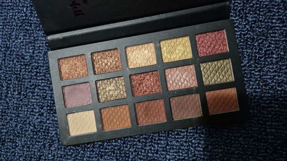 Gloss uri,palete fard si obraji