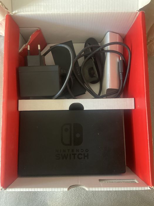 Vând Nintendo Swich foarte puțin utilizat uşor negociabil