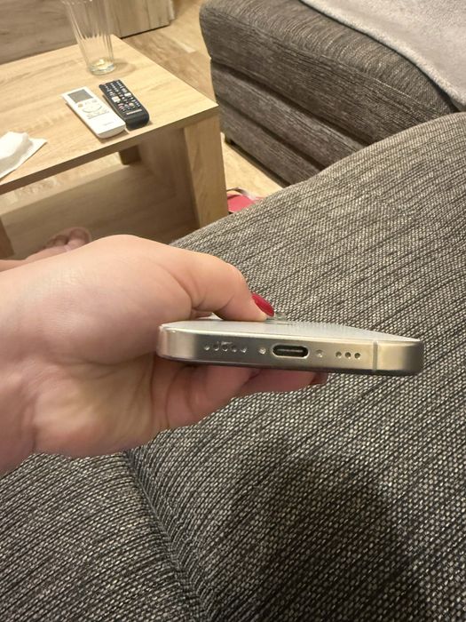 Iphone 16 pro 256 GB с оставаща 1 година гаранция