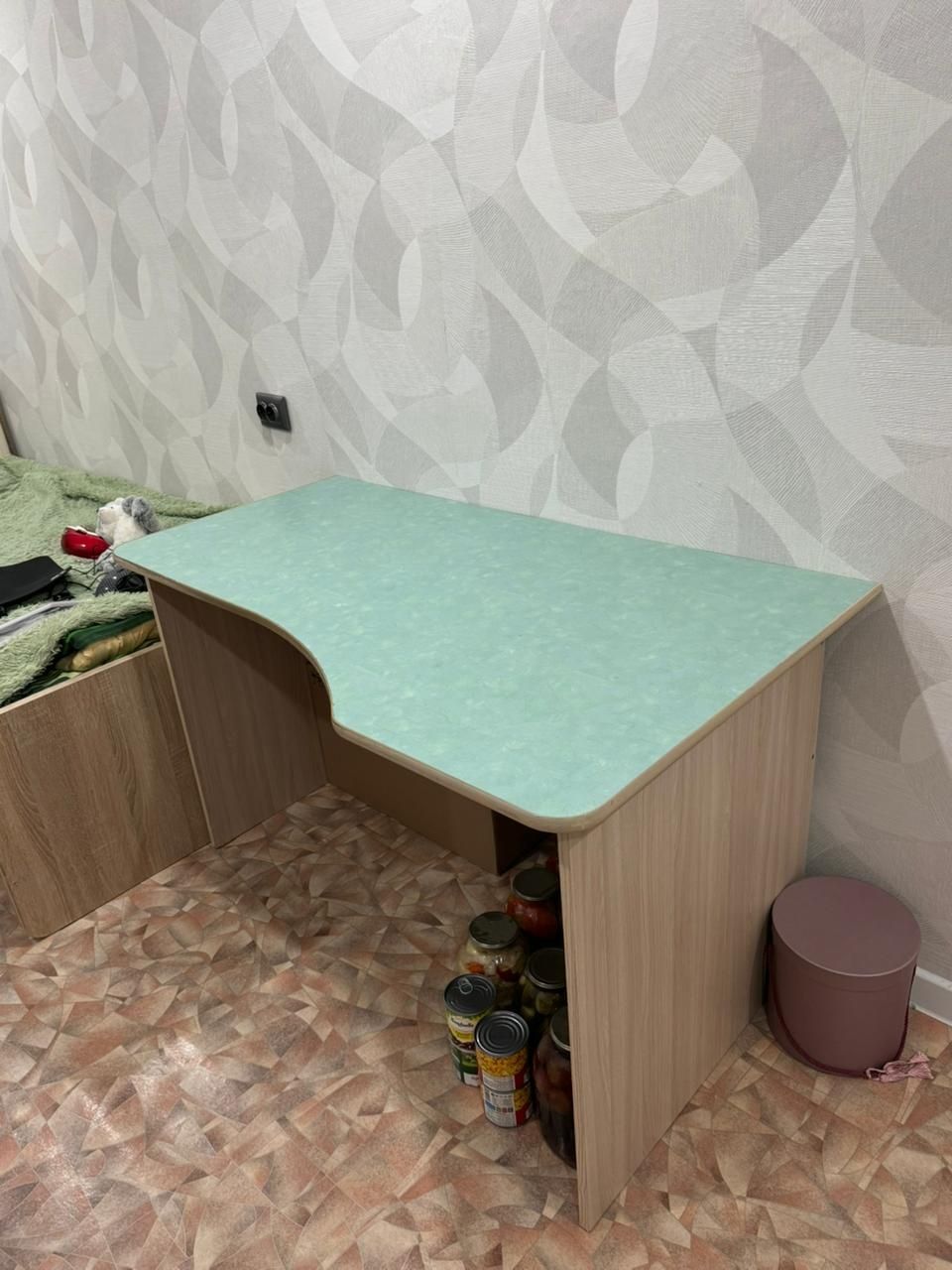 Продается в комплекте Шкаф - Купе и Стол. 

Современный и функциональн