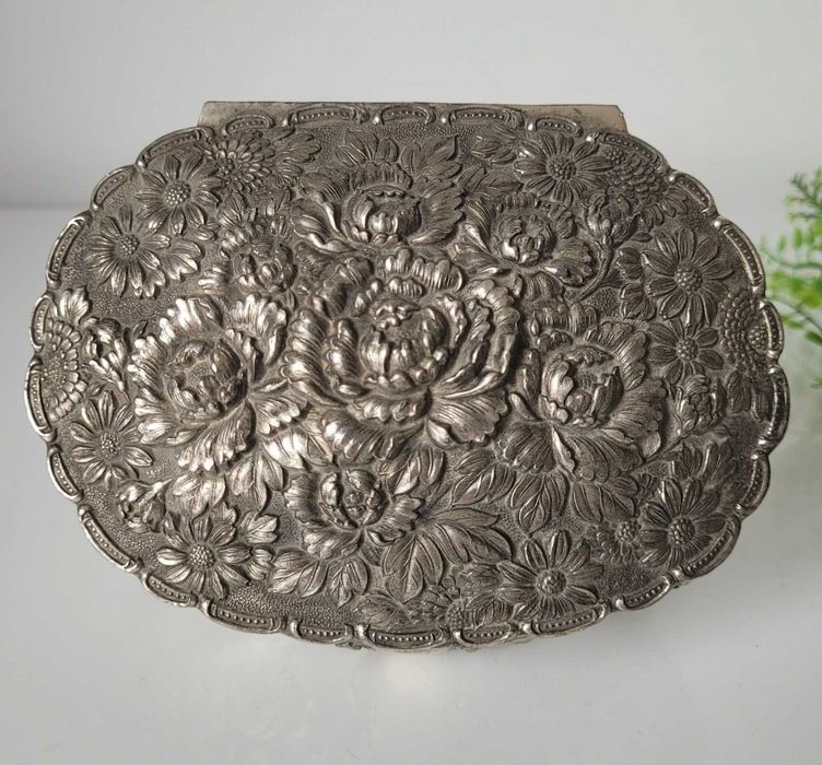 Cutie de bijuterii sau casetă decorativă din metal argintat,