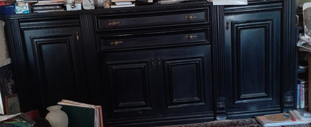 Черен,  разкошен бюфет