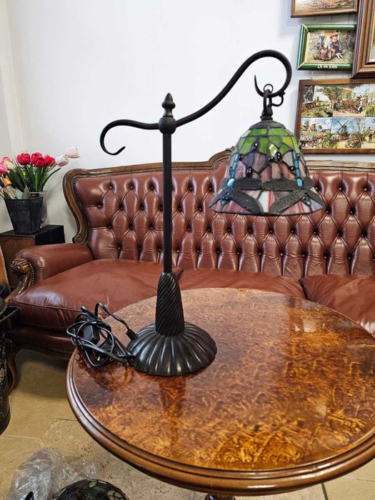 Витрина с метален обков