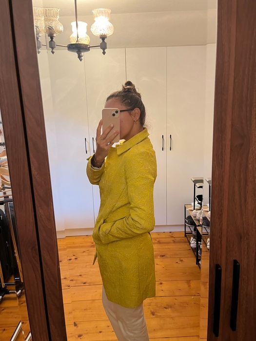 Pardesiu galben de la Desigual