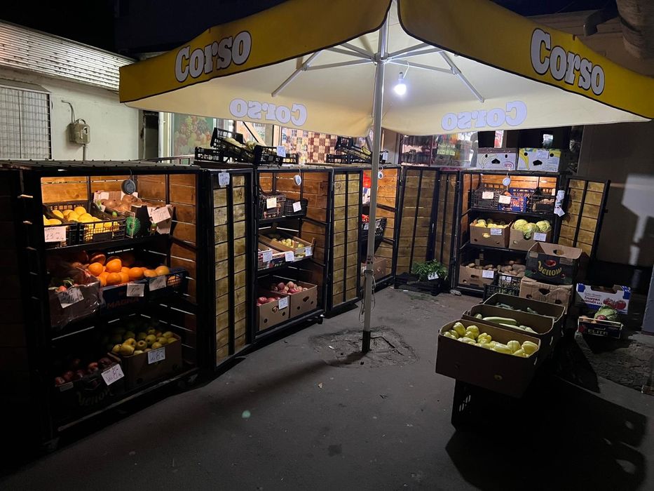 Vand rafturi legume - pot fi pozitionate afara