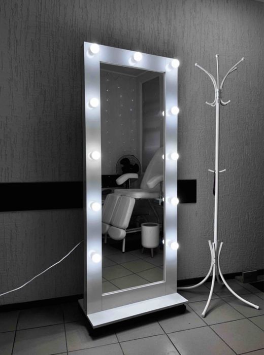 Продам зеркало с подсветкой 11 лампочек