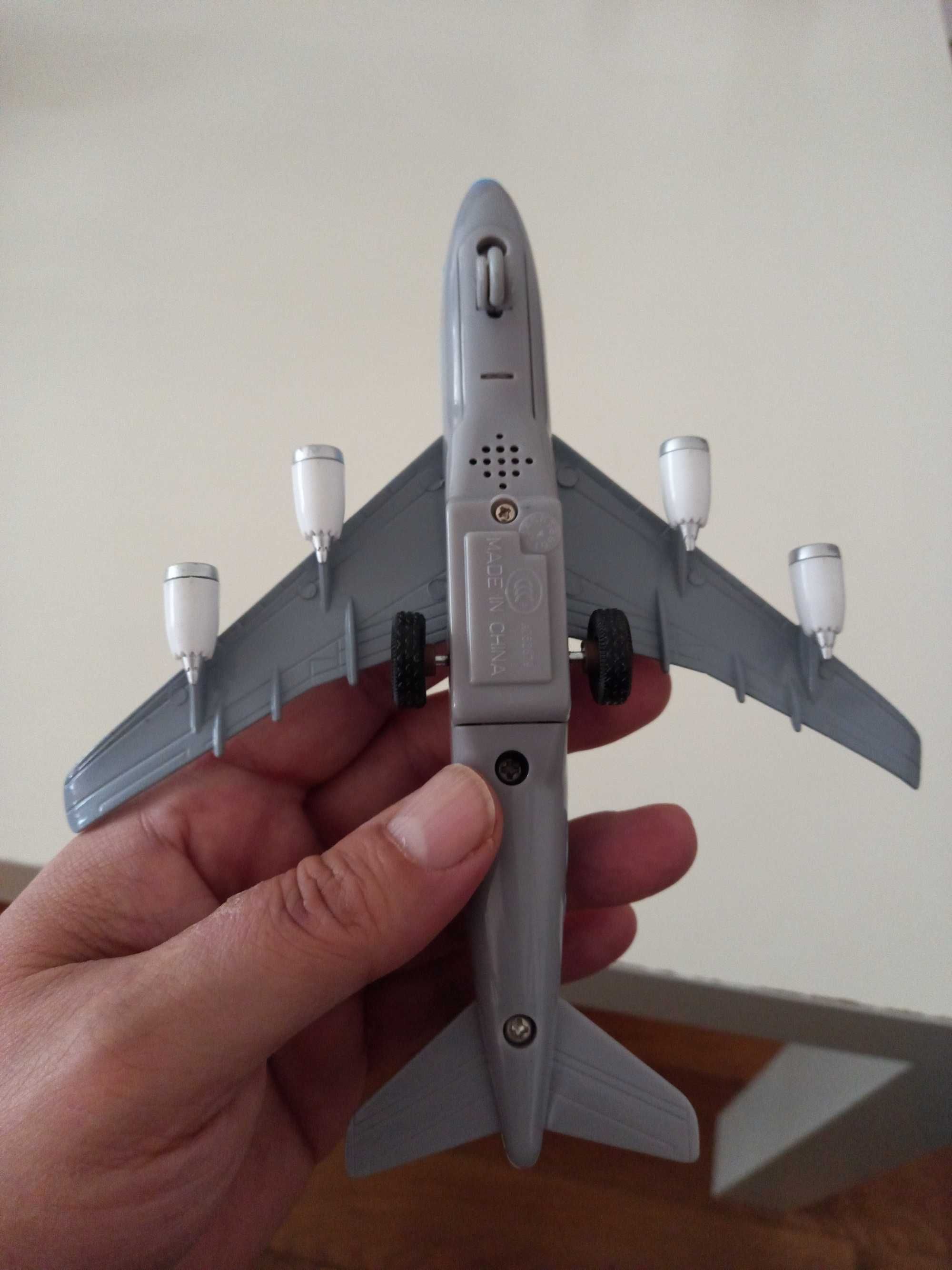 Метални самолети Boeing 787 и 777, 2 пластмасови изтребителя