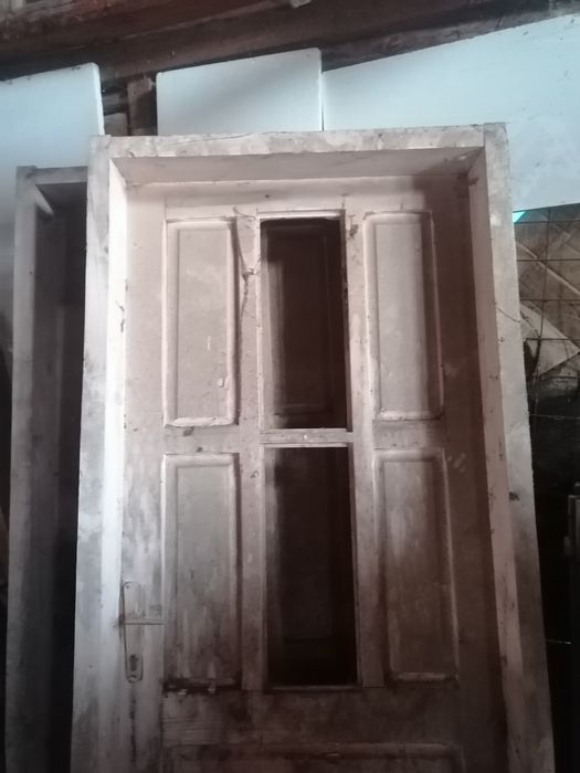 Vând 4 uși și 4 geamuri din lemn tot cu gratii